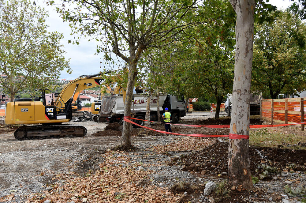 <p>Izgradnja kružnog toka između Bloka pet i šest počela je prije nekoliko dana, a predviđeno je da bude završen u novembru</p>