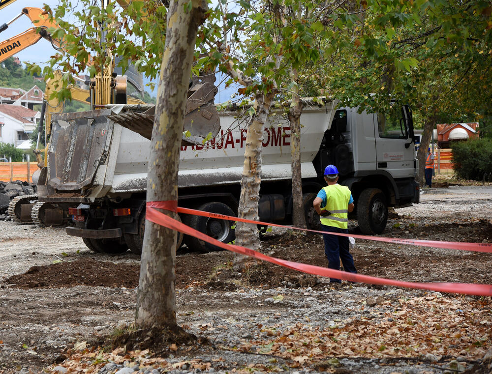 <p>Izgradnja kružnog toka između Bloka pet i šest počela je prije nekoliko dana, a predviđeno je da bude završen u novembru</p>
