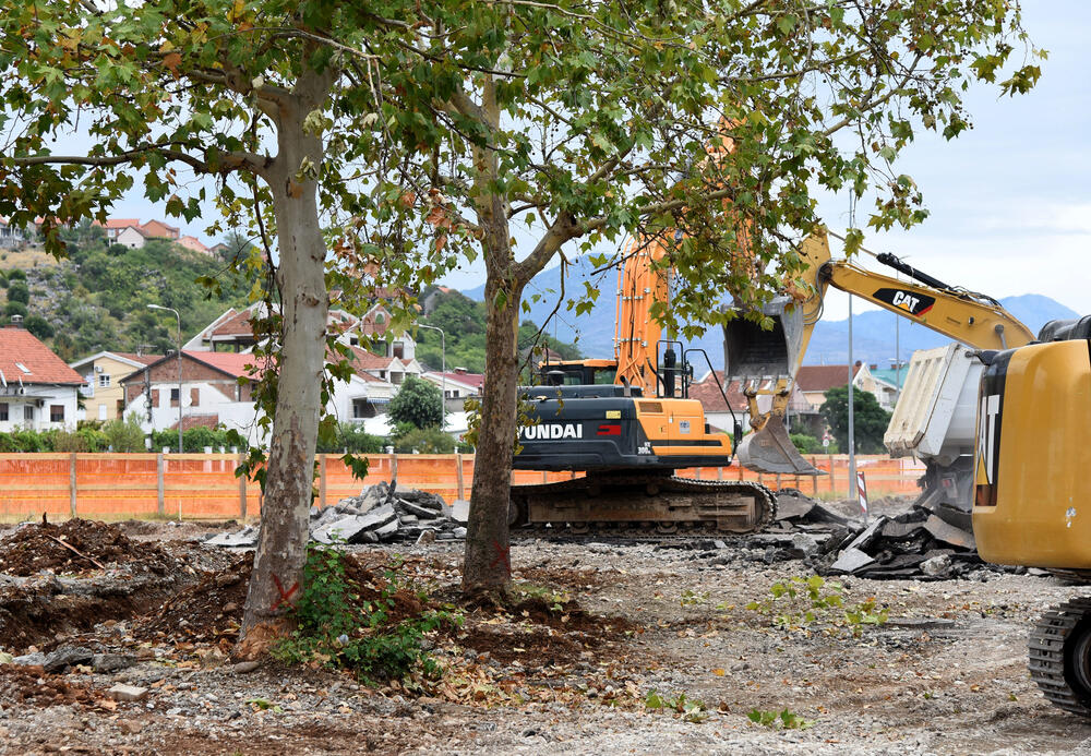 <p>Izgradnja kružnog toka između Bloka pet i šest počela je prije nekoliko dana, a predviđeno je da bude završen u novembru</p>
