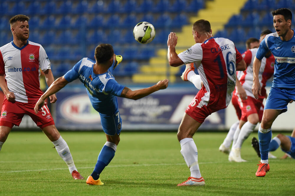 Linfild iz Sjeverne Irske ovog ljeta ne bi mogao da dođe u Crnu Goru: Sa prošlogodišnjeg meča sa Sutjeskom, Foto: Savo Prelević