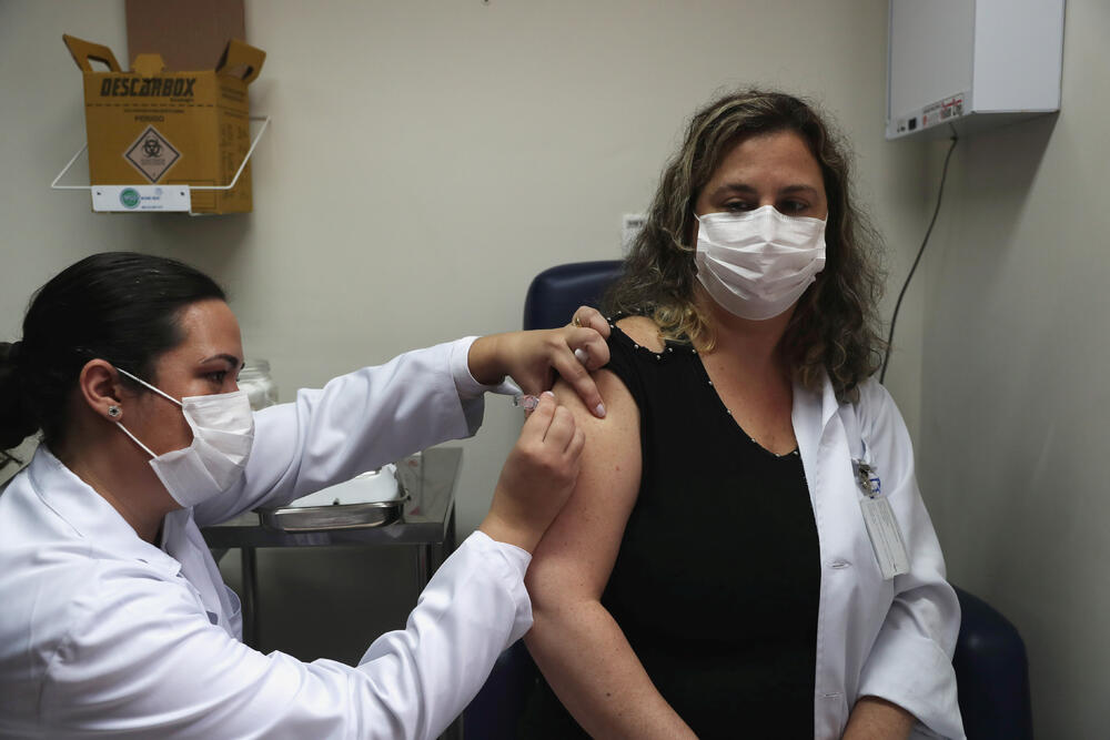 Volonterka prima Sinovak testnu vakcinu u Sao Paolu, Foto: Reuters