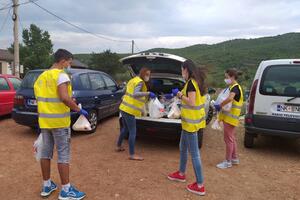 Volonteri Alfa centra obezbijedili pakete za 50 porodica
