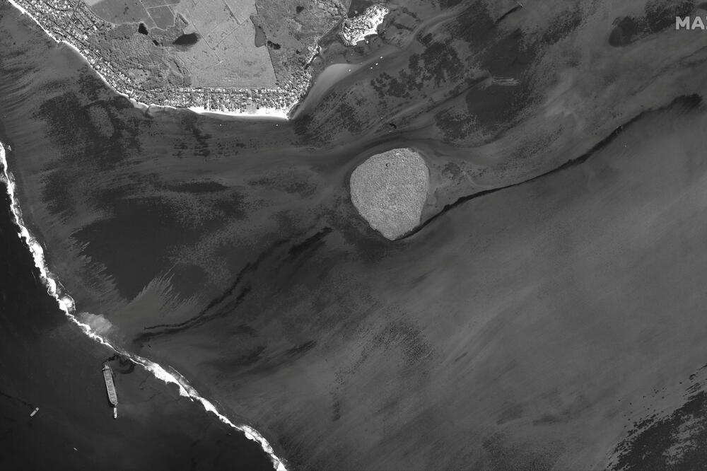 Satelitski snimak izlivene nafte, Foto: Rojters
