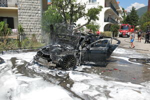 U Tivtu izgorio luksuzni BMW