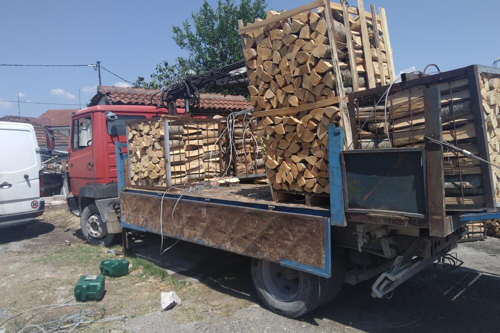Cijepana drva pedeset eura, Foto: Borko Ždero