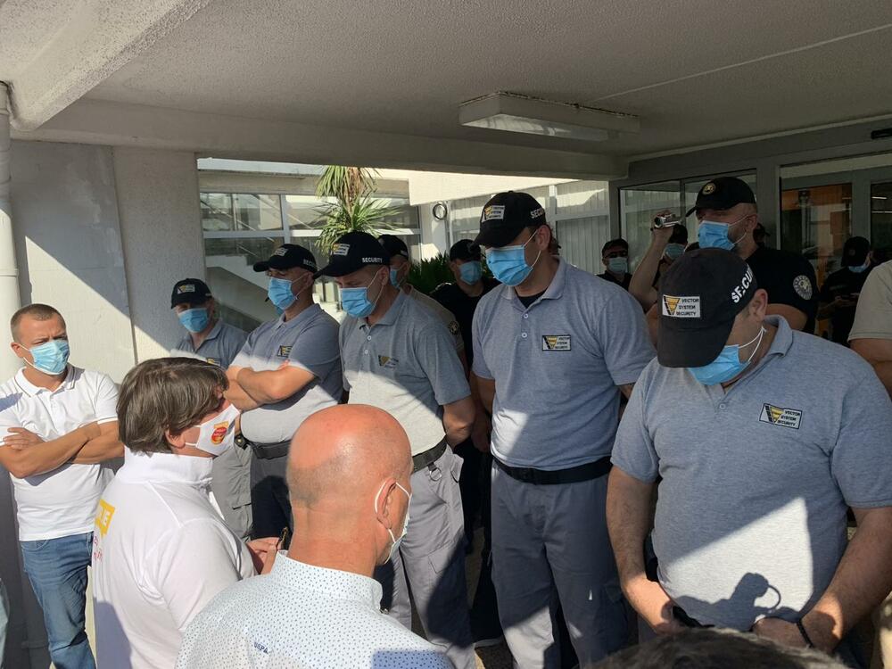 Radović i Carević ispred zgrade Opštine