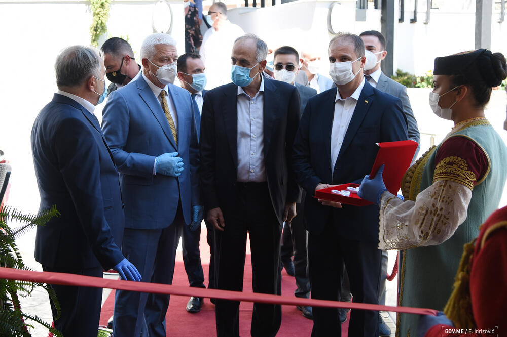 Premijer morao znati da je odlukom njegove Vlade hotel zatvoren do daljeg: Vrpca pa katanac, Foto: Vlada CG