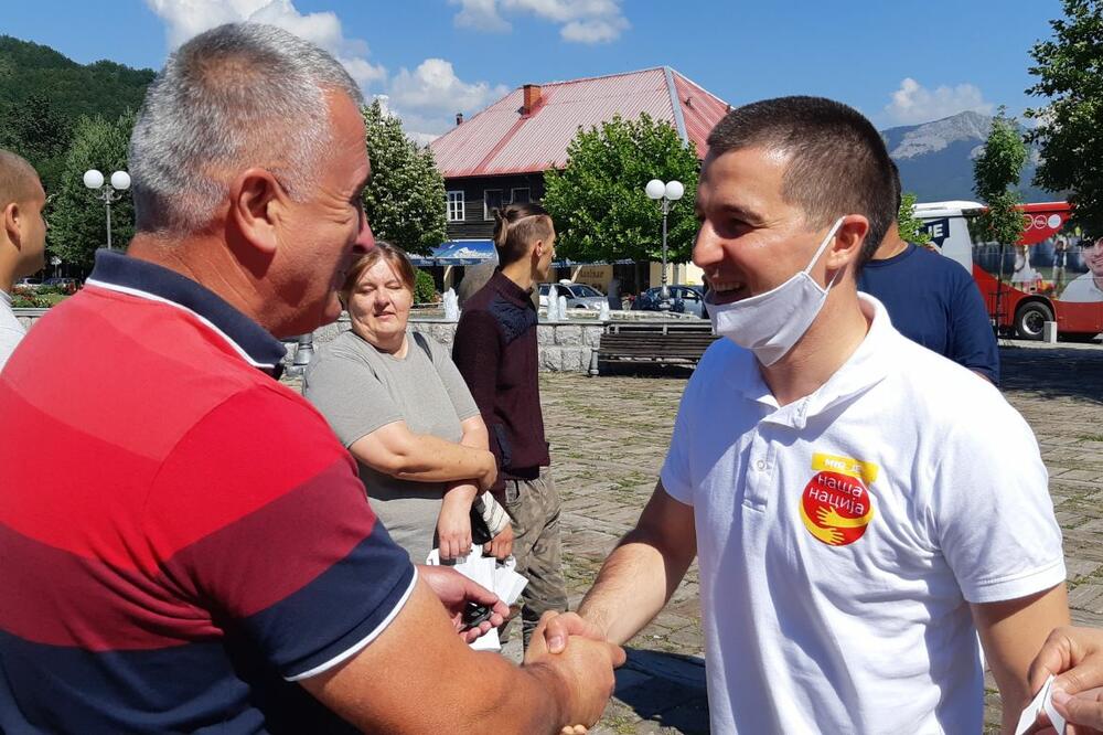 Bečić sa građanima, Foto: Koalicija Mir je naša nacija