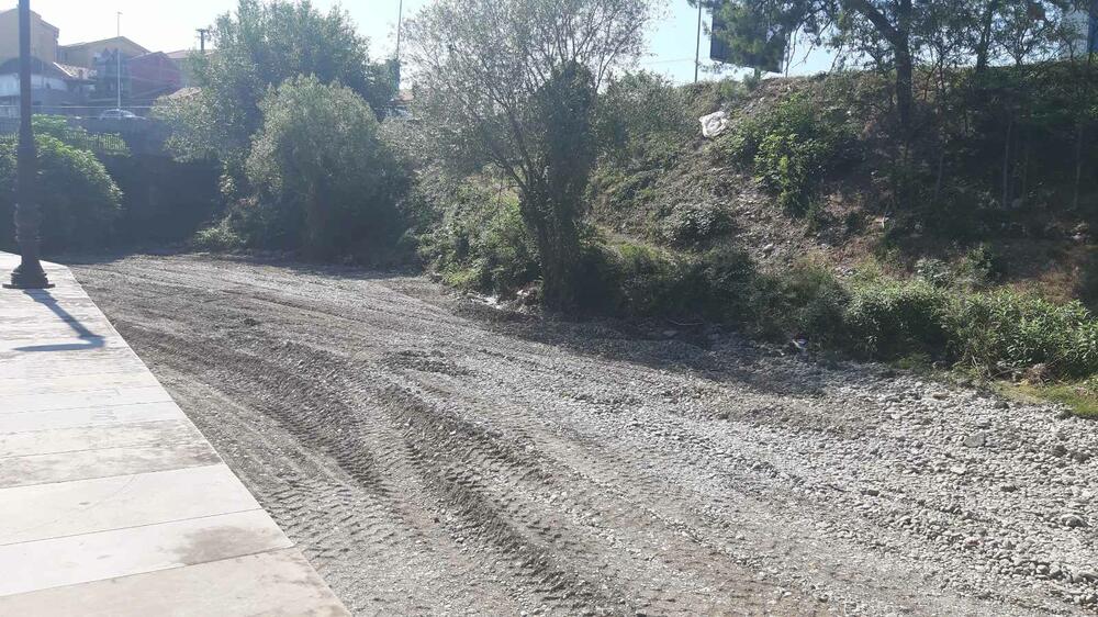 <p>Iz Glavnog grada nisu odgovorili na pitanja “Vijesti” o radovima, kao ni da li su podnijeli prijavu, ako radovi nisu prijavljeni. Mrdak poručuje da slične intervencije, sa prvim bujicama, mogu da izazovu i manje izlivanje rijeke</p>