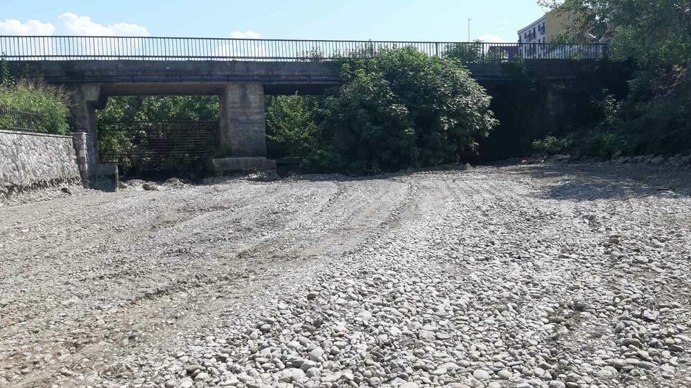 <p>Iz Glavnog grada nisu odgovorili na pitanja “Vijesti” o radovima, kao ni da li su podnijeli prijavu, ako radovi nisu prijavljeni. Mrdak poručuje da slične intervencije, sa prvim bujicama, mogu da izazovu i manje izlivanje rijeke</p>