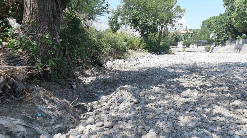 <p>Iz Glavnog grada nisu odgovorili na pitanja “Vijesti” o radovima, kao ni da li su podnijeli prijavu, ako radovi nisu prijavljeni. Mrdak poručuje da slične intervencije, sa prvim bujicama, mogu da izazovu i manje izlivanje rijeke</p>