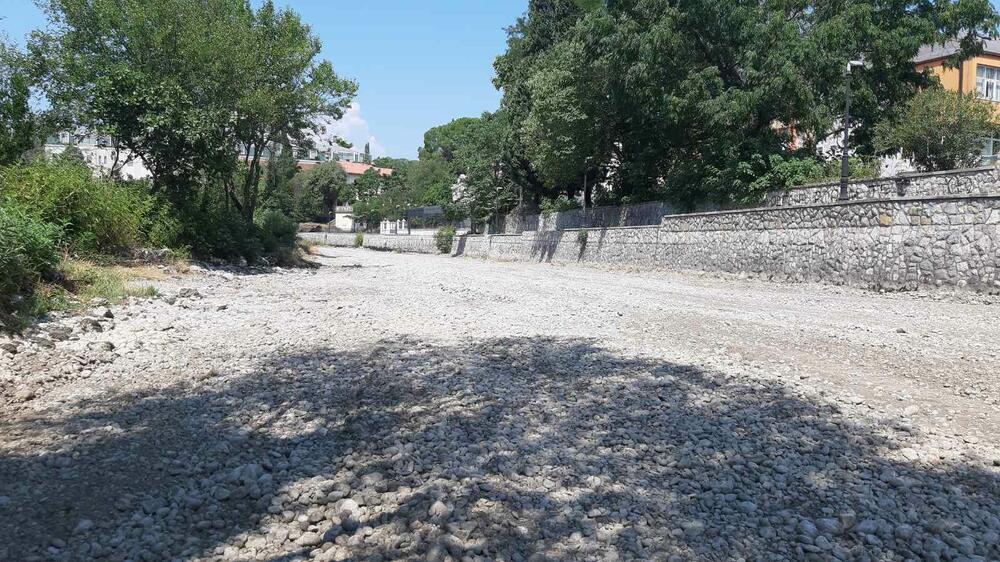 <p>Iz Glavnog grada nisu odgovorili na pitanja “Vijesti” o radovima, kao ni da li su podnijeli prijavu, ako radovi nisu prijavljeni. Mrdak poručuje da slične intervencije, sa prvim bujicama, mogu da izazovu i manje izlivanje rijeke</p>