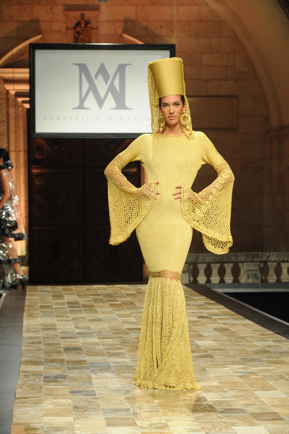 Miranović je učestvovala na Smotri mode u Kotoru 2015. godine- Zlatna haljina s kamilavkom