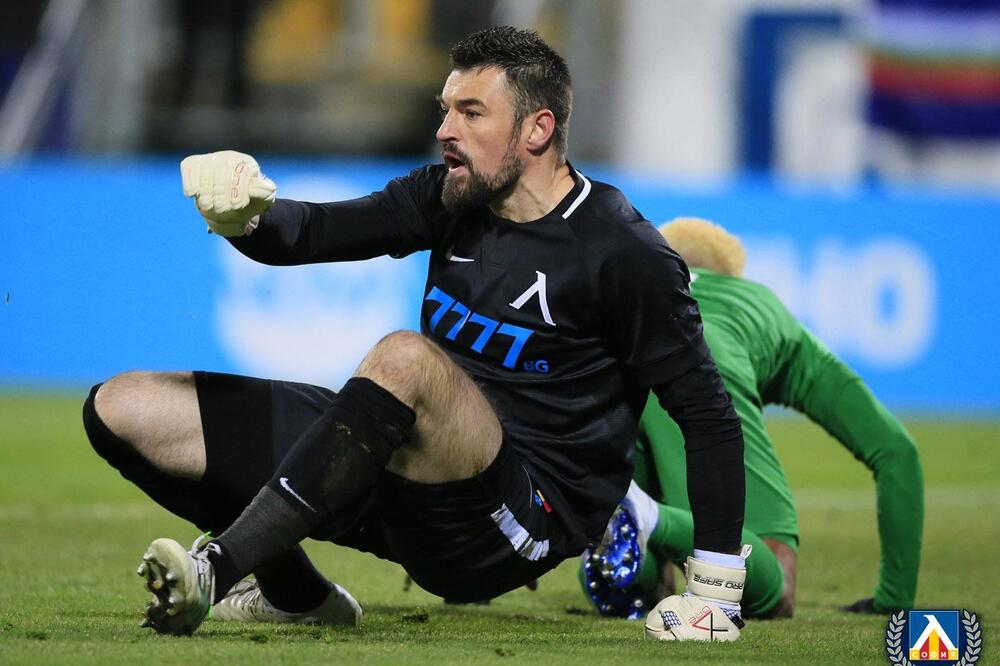 Milan Mijatović na meču protiv Ludogoreca dok je čuvao mrežu Levskog, Foto: PFK Levski