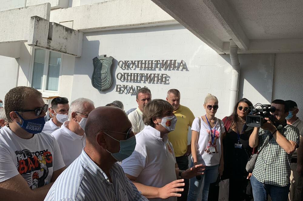 Carević i Radović jutros ispred Opštine, Foto: Vuk Lajović