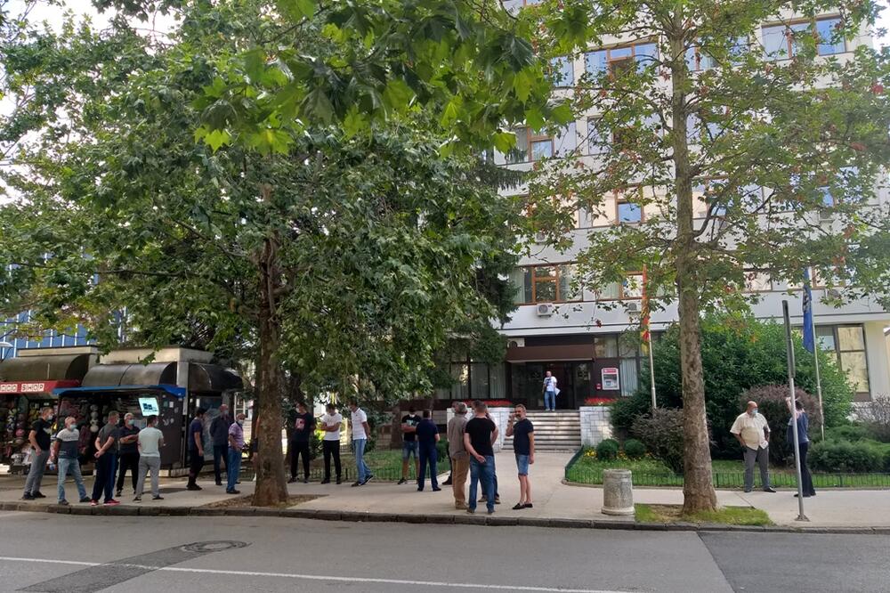 Radnici Metalca danas ispred Opštine, Foto: Svetlana Mandić