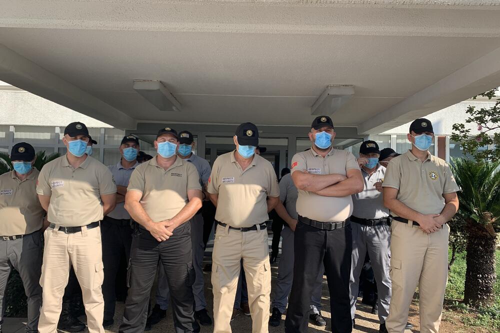 Privatno obezbjeđenje na ulazu u Opštinu, Foto: Vuk Lajović