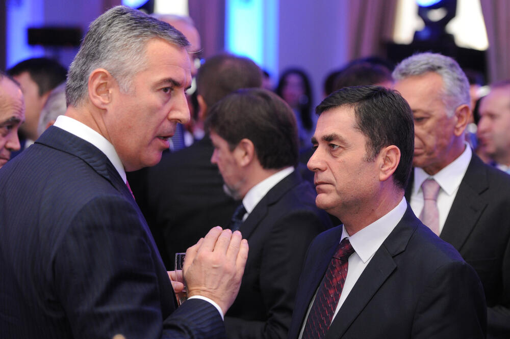 Peruničić (desno) u društvu predsjednika Crne Gore Mila Đukanovića, Foto: Savo Prelević
