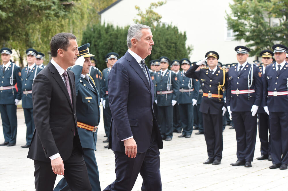 Bošković i predsjednik države i lider DPS Milo Đukanović sa oficirima VCG, Foto: Savo Prelević