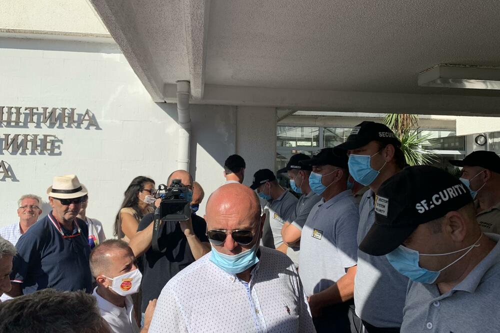 Carević jutros ispred Opštine, Foto: Vuk Lajović