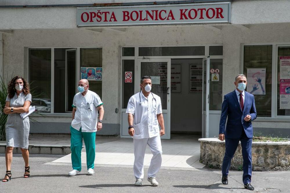 Hrapović u posjeti kotorskoj bolnici, Foto: PR Centar