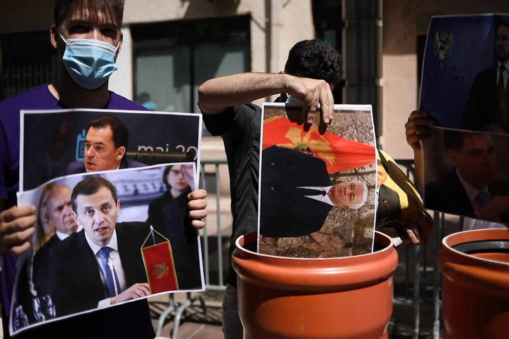 Sa performansa ispred Vlade, Foto: Koalicija Crno na bijelo