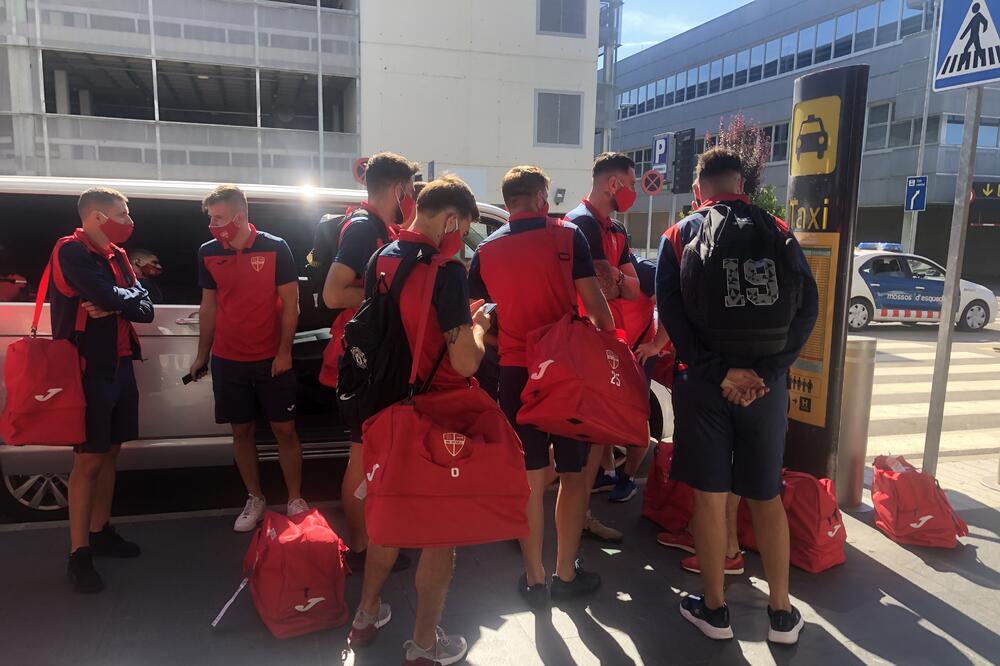 Fudbaleri Iskre na aerodromu u Đironi, Foto: Danilo Mitrović
