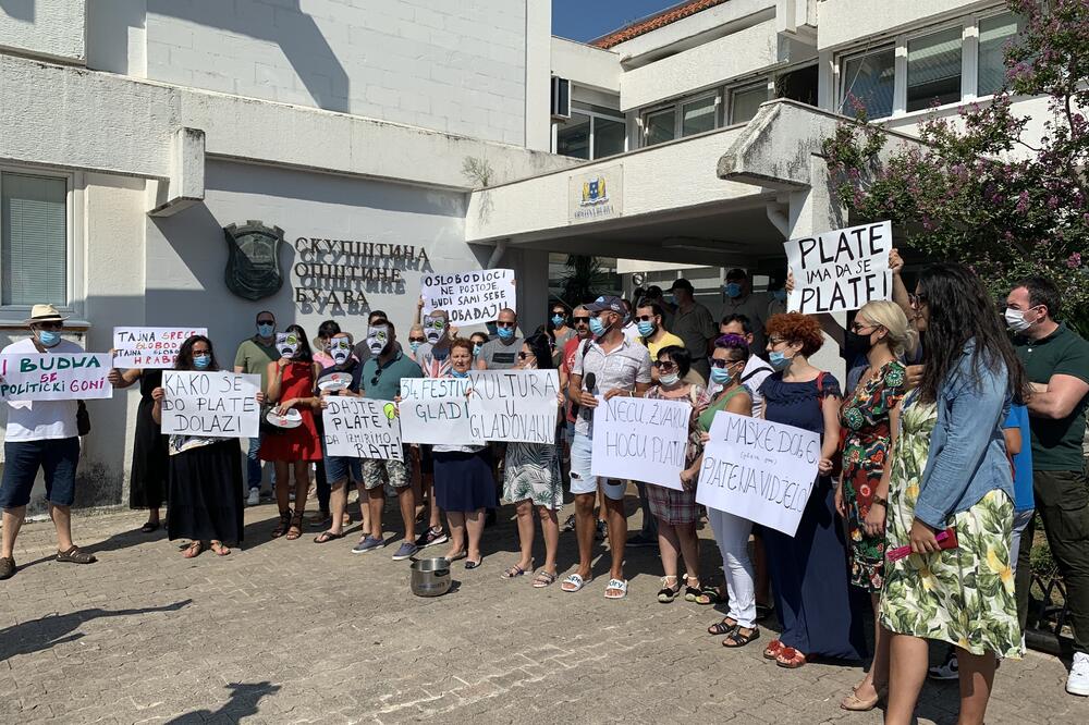 Sa protesta zaposlenih u ustanovama kulture i RTV Budva, Foto: Vuk Lajović