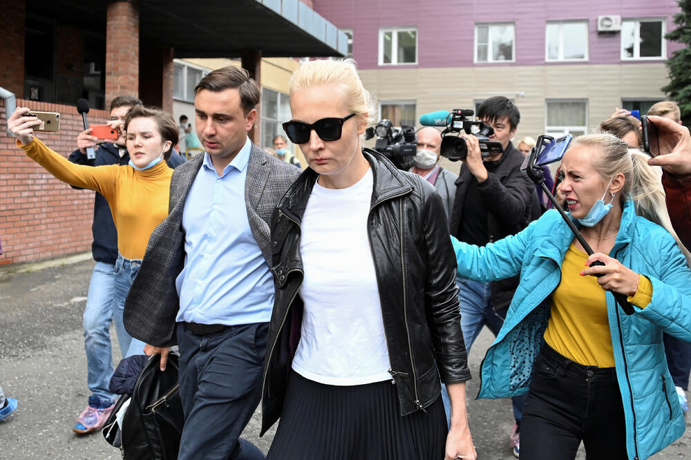 Supruga Alekseja Navaljnog, Julija ispred bolnice u Omsku, Foto: Reuters