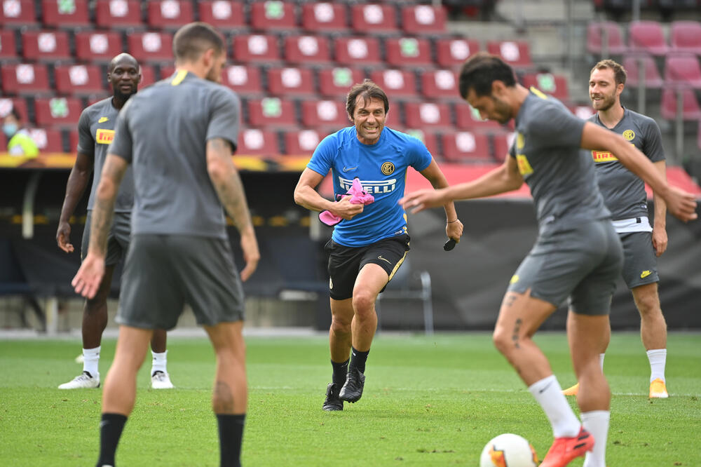 Konte na treningu sa fudbalerima Intera, Foto: REUTERS