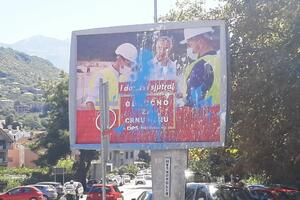 Prvi put za 24 godine u Tivtu: Uništen bilbord DPS-a