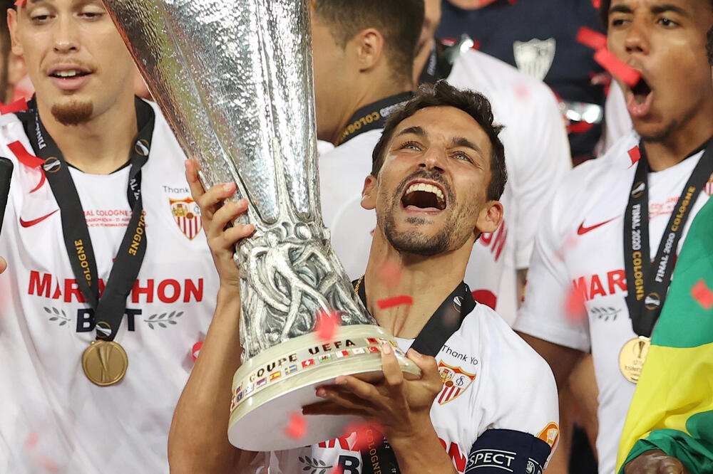 Hesus Navas sa peharom, Foto: REUTERS