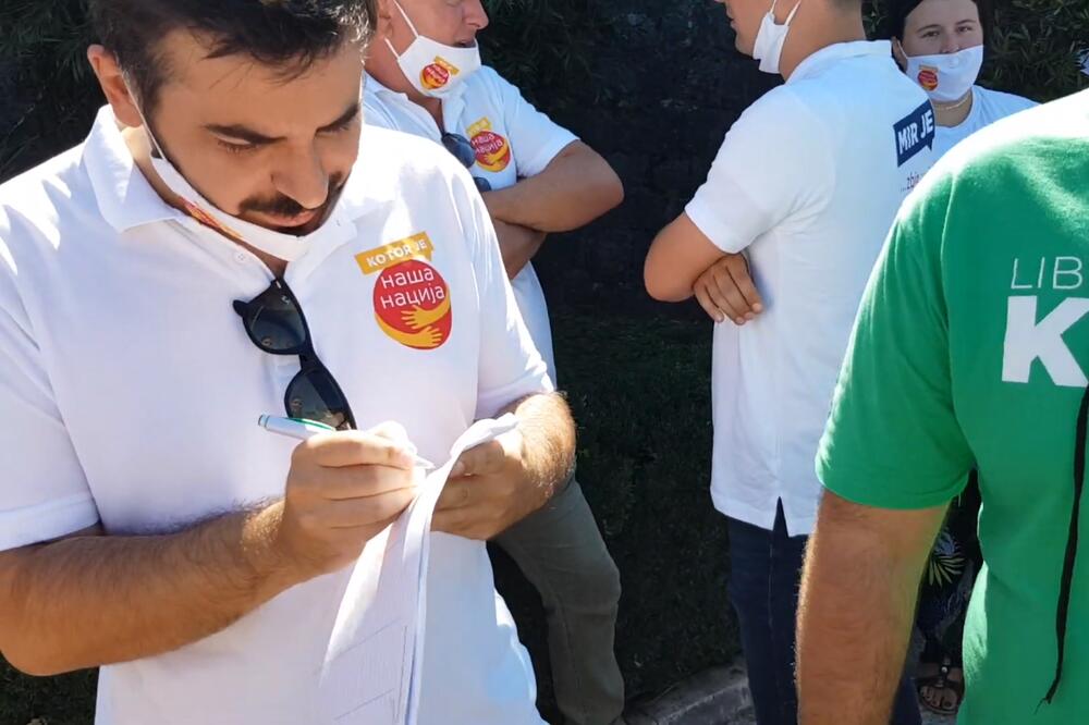 Jokić potpisuje inicijativu, Foto: Liberalna partija