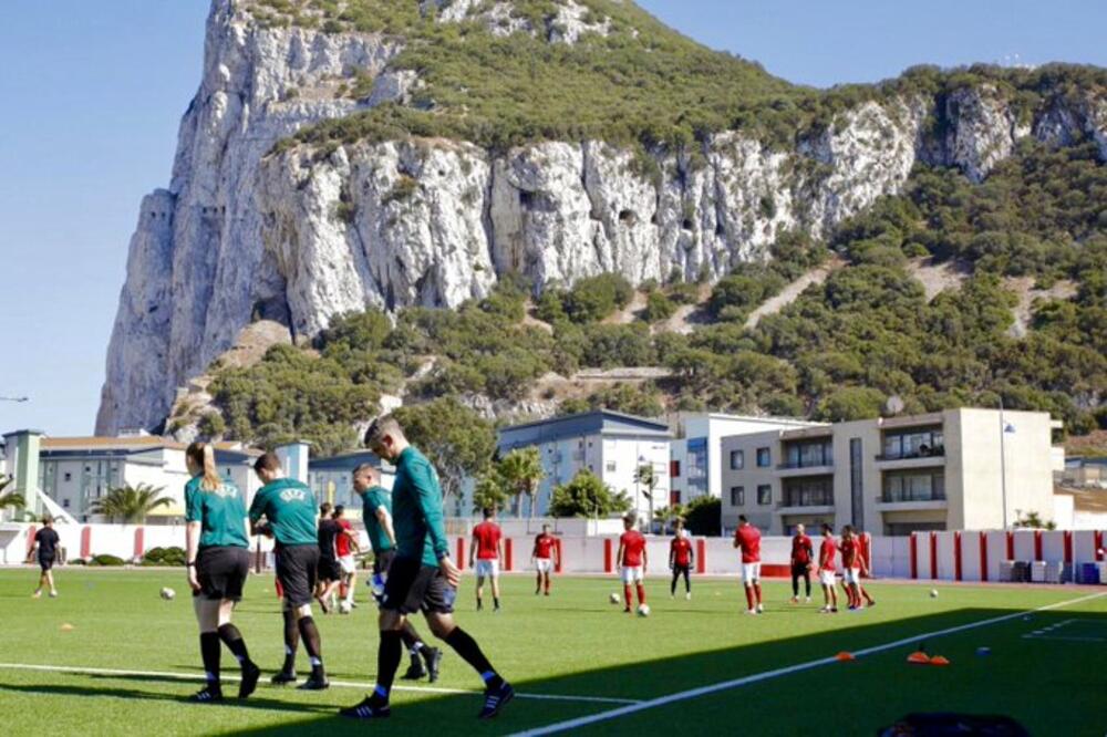 Sudije i fudbaleri Linkolna na stadionu, Foto: Twitter