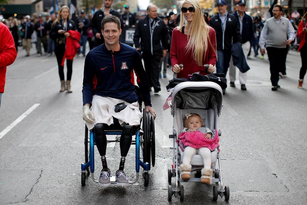 Ešli Kolfejdž se na Instagramu predstavlja kao model