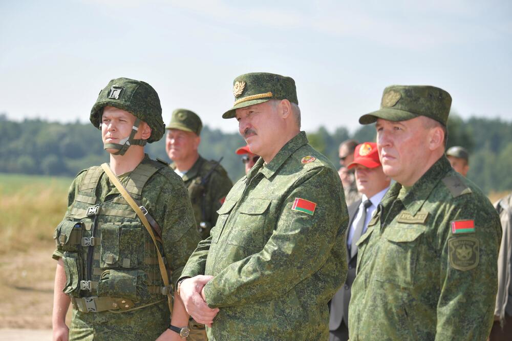 Lukašenko (u sredini) tokom obilaska vojnog strelišta blizu mjesta Grodno, Foto: Reuters