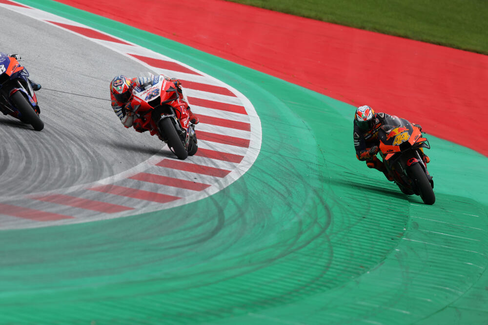 Oliveira, Miler i Espargaro u posljednjoj krivini, Foto: REUTERS