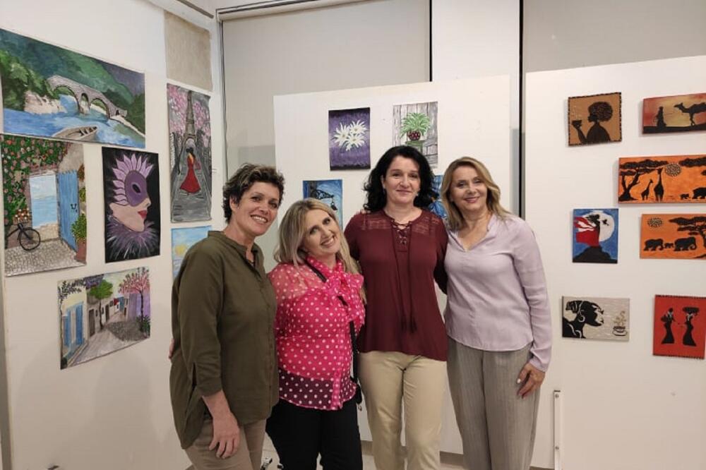 Sa izložbe u KIC-u “Budo Tomović”: Sekulićeva (lijevo), Pavićevićeva i Nikolićeva (desno), Foto: Privatna arhiva