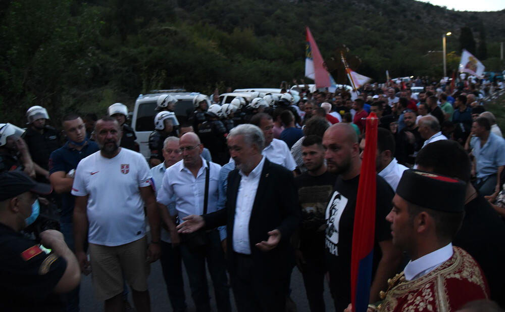 <p>"Ko je mogao da spriječi slobodu našeg dolaska na moleban? To je direktno ugrožavanje slobode kretanja, slobode vjeroispovijesti... ugrozili su i bezbjednost saobraćaja jer su obezbijedili saobraćaj na jednoj traci", kazao je Krivokapić</p>