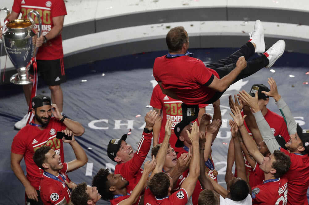 Flik na rukama igrača nakon osvajanja LŠ, Foto: AP