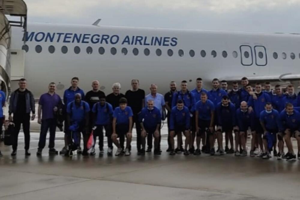 Fudbaleri Zete na podgoričkom aerodromu, Foto: FK Zeta