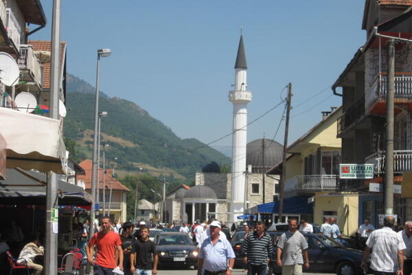 UP: Identifikovane dvije osobe koje su u Gusinju isticale simbole...