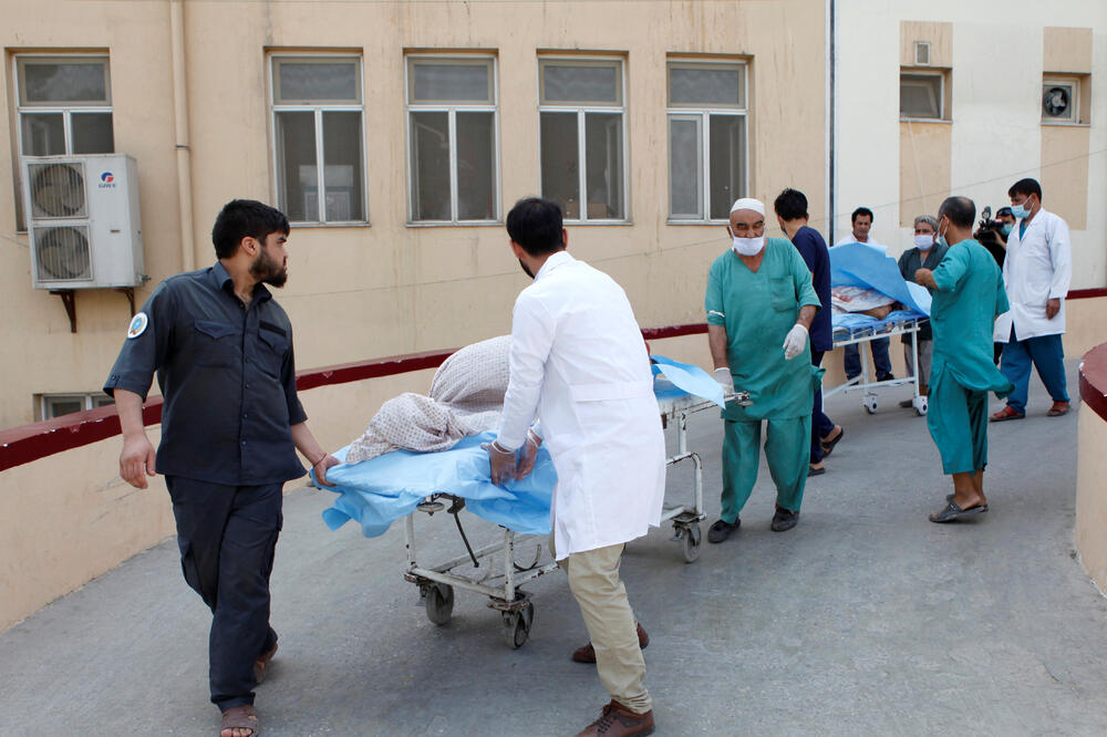 Medicinski radnici prevoze jednog od povrijeđenih u napadu u provinciji Balh, Foto: Reuters