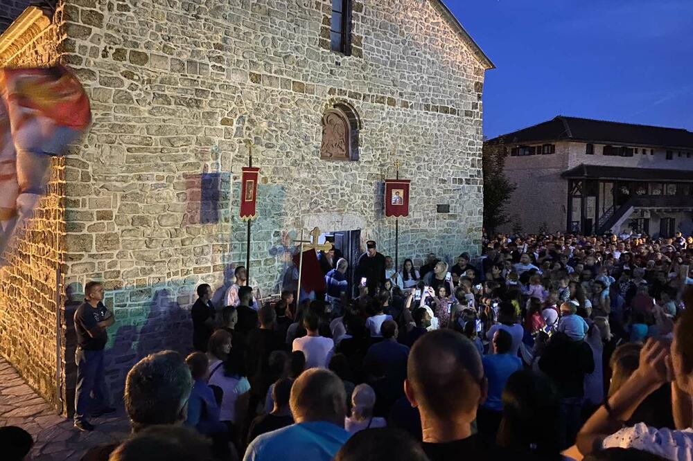 Večeras ispred manastira Đurđevi stupovi, Foto: Tufik Softić