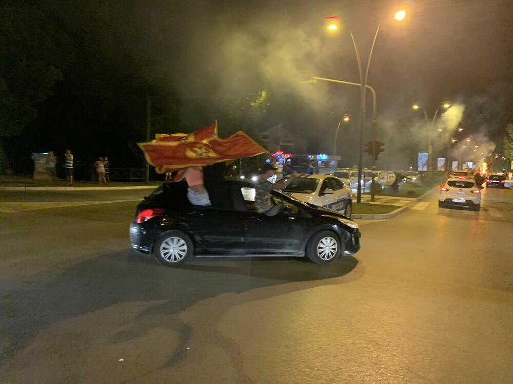 <p>"Braćo i sestre iz svih gradova, vi kojima je Crna Gora na srcu, pozivamo vas da u što većem broju zavijorimo zastave i barjake naše Crne Gore. Neka Budvu obasja crvena boja i pjesma njenih vjernih sokolova", piše u proglasu koji je objavljen na društvenim mrežama</p>