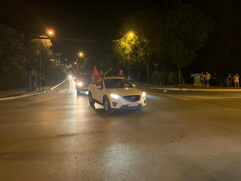 <p>"Braćo i sestre iz svih gradova, vi kojima je Crna Gora na srcu, pozivamo vas da u što većem broju zavijorimo zastave i barjake naše Crne Gore. Neka Budvu obasja crvena boja i pjesma njenih vjernih sokolova", piše u proglasu koji je objavljen na društvenim mrežama</p>