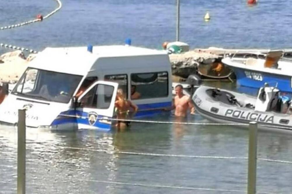 Policijski kombi u moru, Foto: Glas Istre