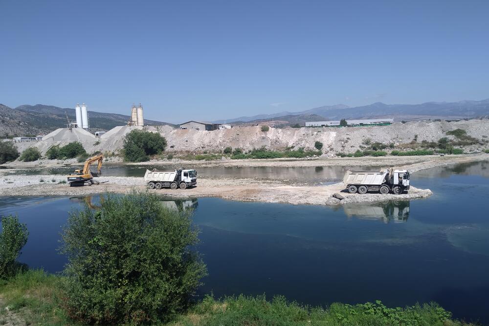 vrde da sređuju korito Morače: Mehanizacija kompanije “Čelebić” u Botunu, Foto: Borko Ždero