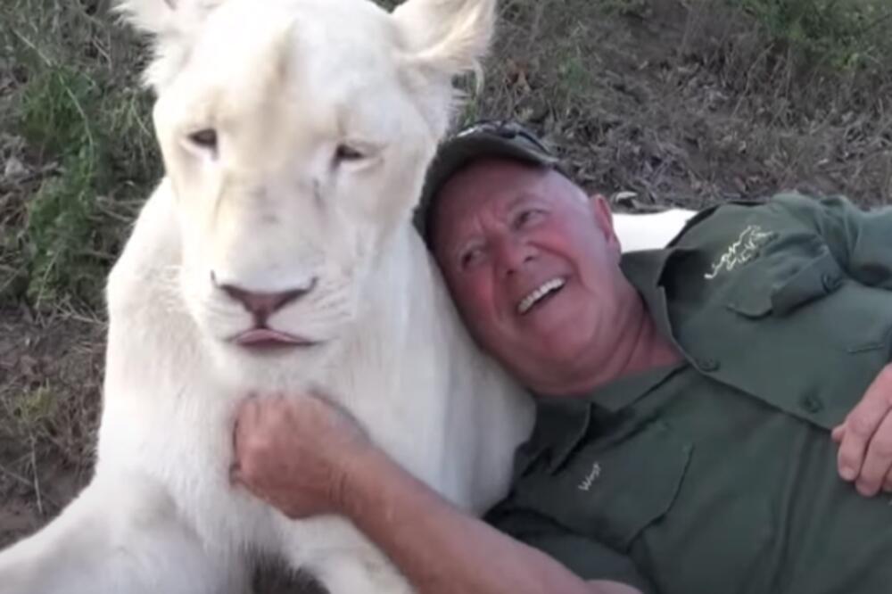 Mathewsona sa lavicom, Foto: Printscreen YouTube