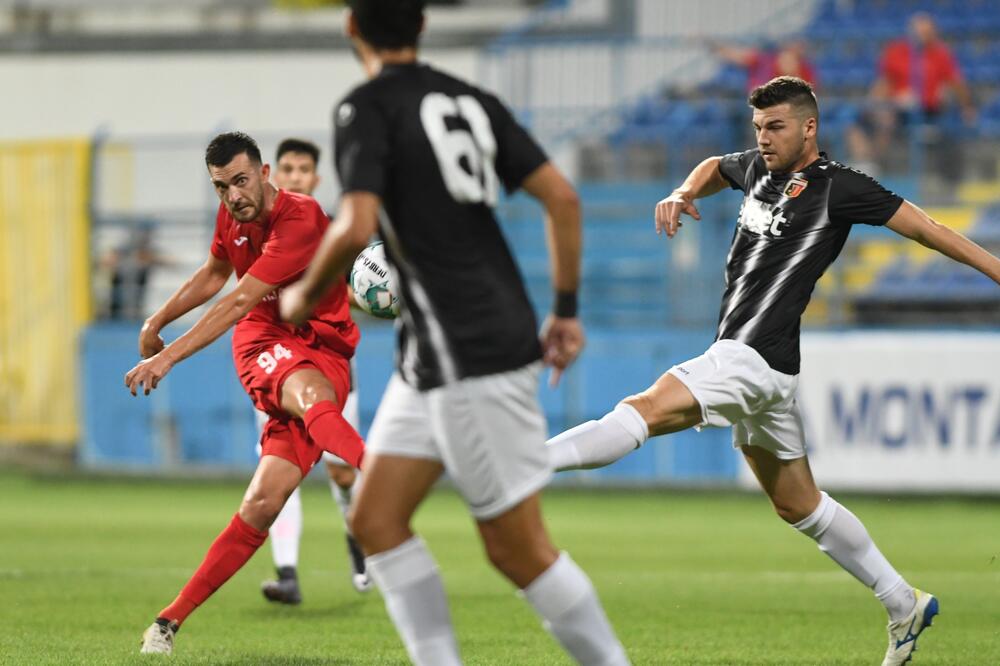 Adžović šutira na gol Lokomotive, Foto: Savo Prelević